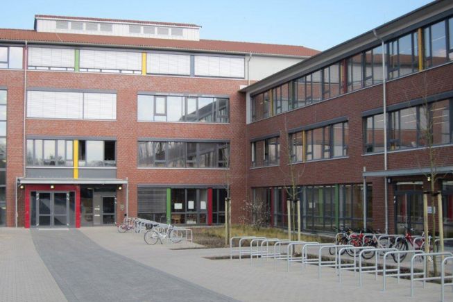 Das neu errichtete Oberschulzentrum in Wedemark beheimatet allgemeine Unterrichtsräume und Fachräume für insgesamt vier Schultypen (Bild: Gemeinde Wedemark).