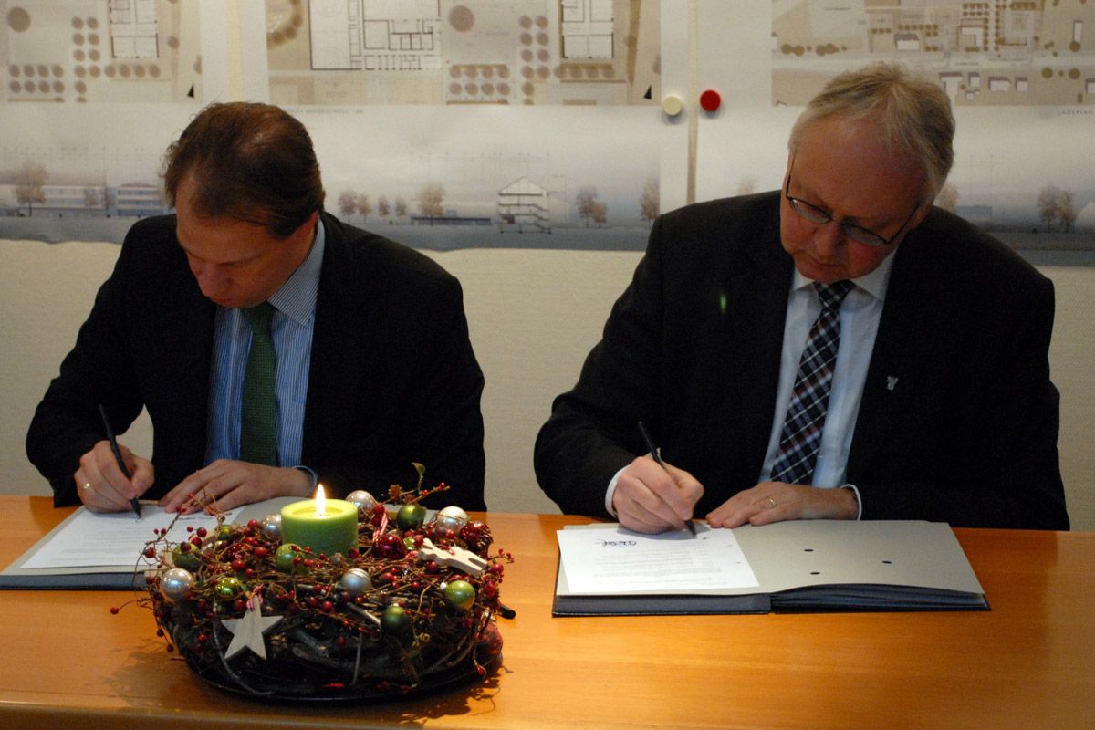 Dr. Andreas Iding, Prokurist der GOLDBECK Public Partner GmbH und Bürgermeister Dr. Gero Karthaus (v.l.n.r.) unterschreiben den Vertrag (Bild: Gemeinde Engelskirchen)
